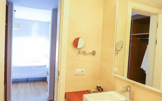 Private Garden Oasis in 4-bed Flat, With Hotel Perks