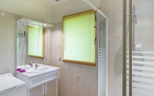 Spacious Villa in Concarneau with Swimming Pool
