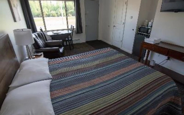 Three Lakes Motel