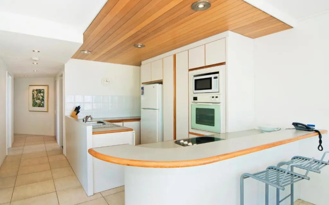 Oceanside Resort - Absolute Beachfront Apartments