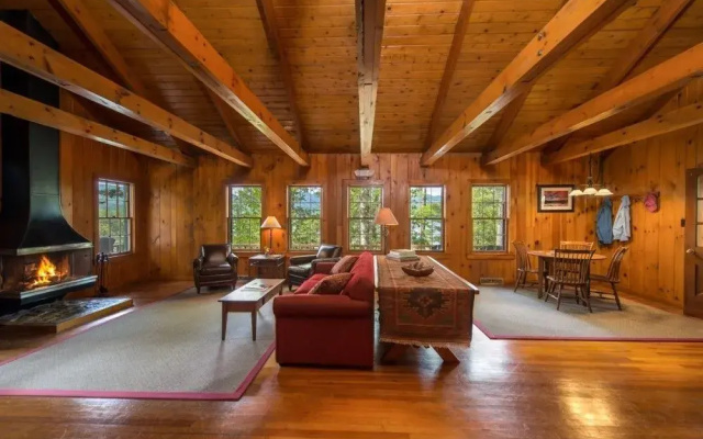 Elk Lake Lodge