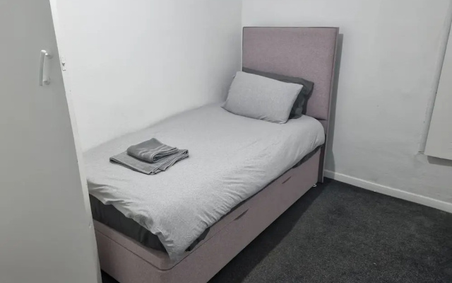 Lovely 2-bed House in Smethwick, Birmingham tn