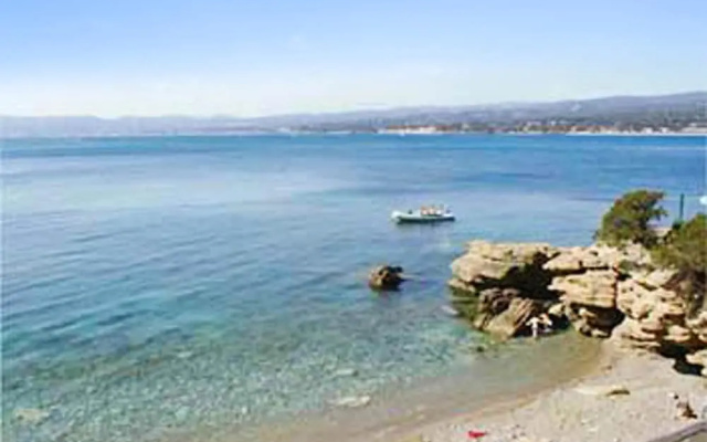 Apartment With 2 Bedrooms in Saint-cyr-sur-mer, With Enclosed Garden a