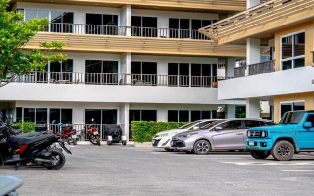 1BR Condo Gym Sauna Pool 650m Beach C271