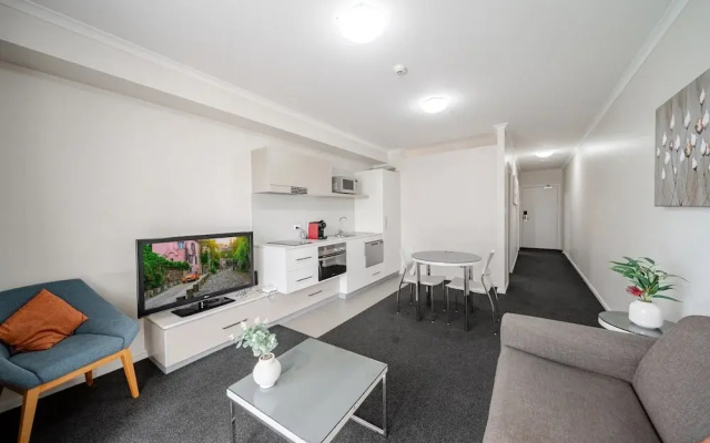 Lakeside 1-bed With A/c, Parking & Balcony