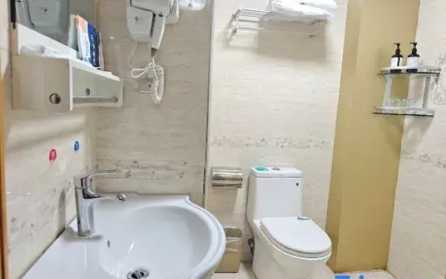 Yizhe Business Hotel (Normal University)