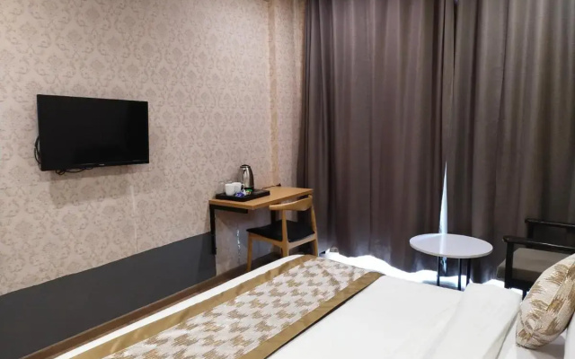 Saltstayz Select – Near Sohna Road City Center