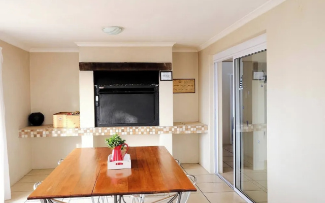 The Pelican - Stunning 3-bedroom Holiday Home in Langebaan