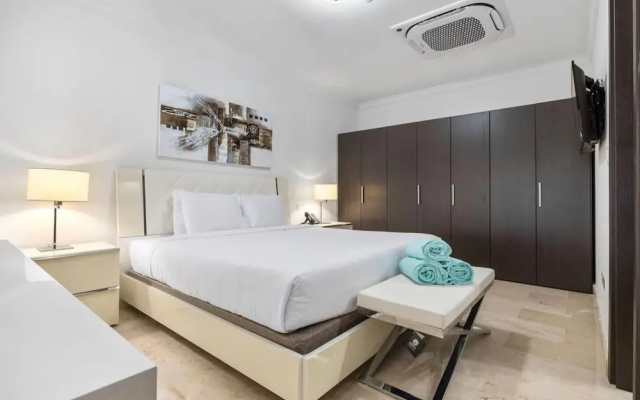 2BR Condo 5 Location w Amazingviews Pool GYM