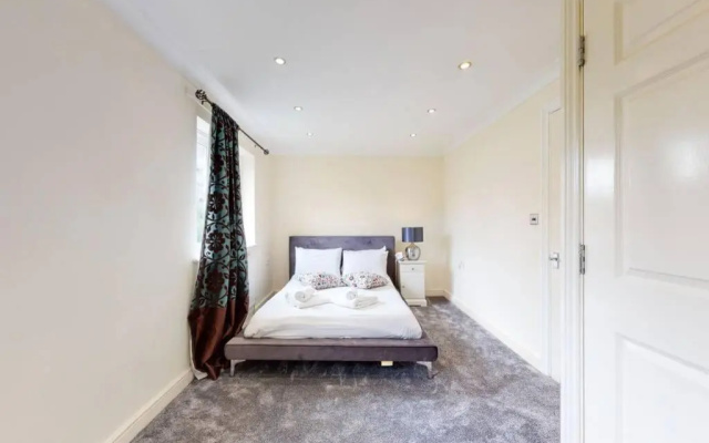 Super 2 Bed House with Privategarden