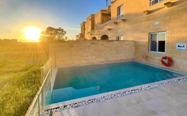 Amazing 4 Bedroom Holiday Home With Infinity Pool