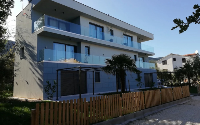 3 Bed Flat - Sleeps 6 - Garden - Parking - Wifi