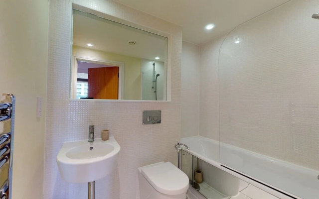 Inviting 2-bed/2-bath Apartment in London