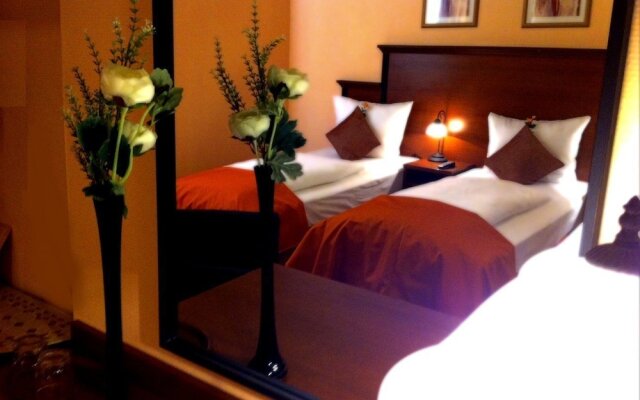 City Hotel West вид на фасад