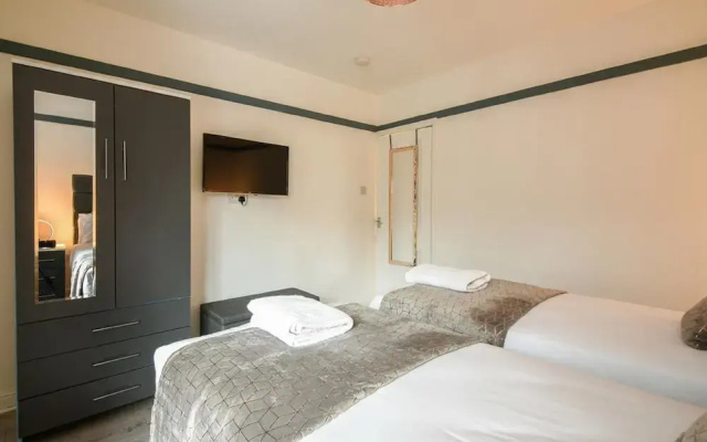 Elegant 2 Bed House at Saxon - Leicester