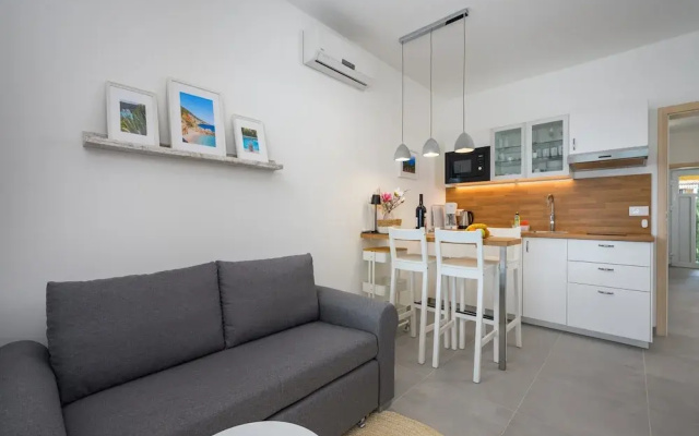 Bright Apartment With Communal Pool