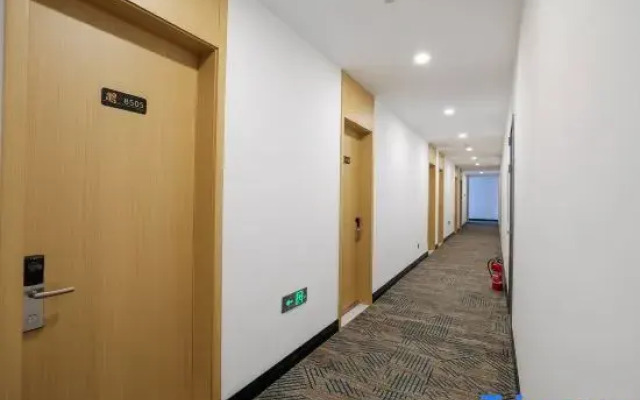 Zhilai Hotel (Yangzhou East High-Speed Railway Station Hangji Central Plaza)