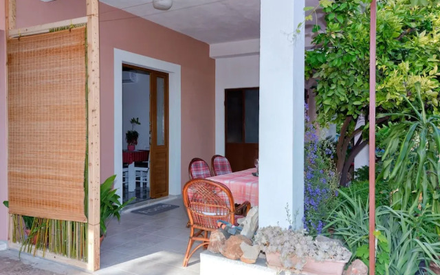 Newly Furnished apt w. Patio,parking & Fireplace