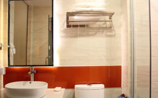 Yunli Hotel (Foshan Lecong Louvre Furniture City)