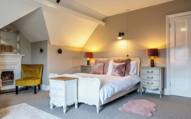 Beautiful 5 Bedroom Home in Evesham