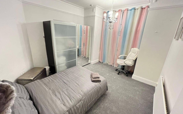 House-sleeps10-hottub-garden-parking-10mintotown