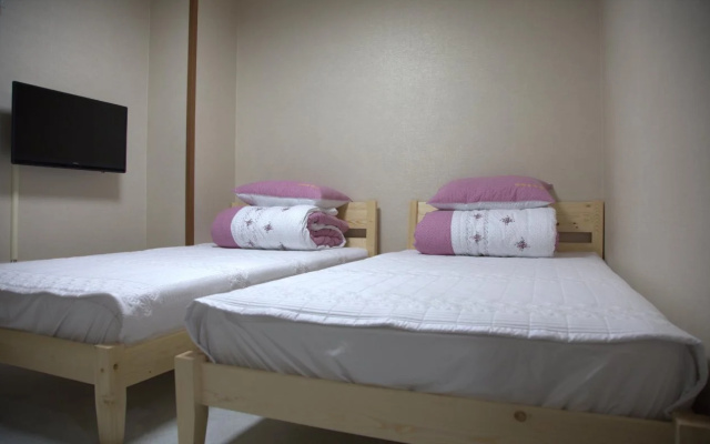 Ara & Maru Hostel