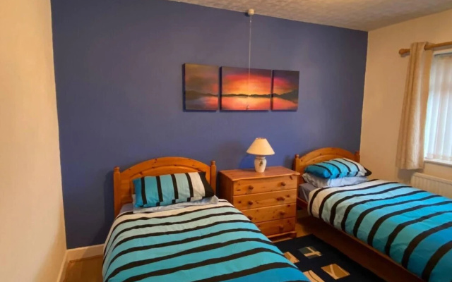 Quiet Secluded two Bedroom Bungalow With Parking