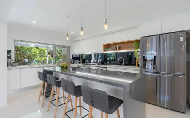 Laze @ Lighthouse - family home with heated pool