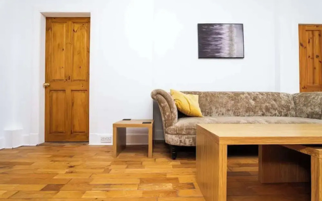 2 Bedroom House - Free Parking