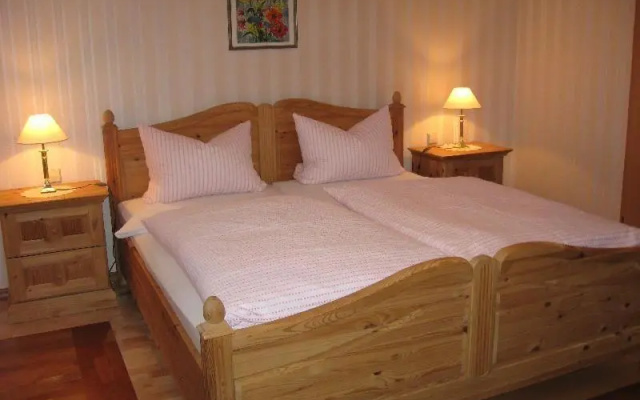 Ferienwohnung-Im-Kelterhaus-Wohnung-Blauer-Salon