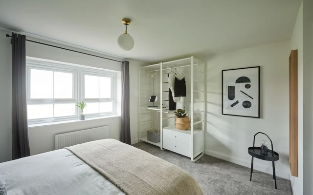 Warwick Serviced Home for 8 walking distance to University