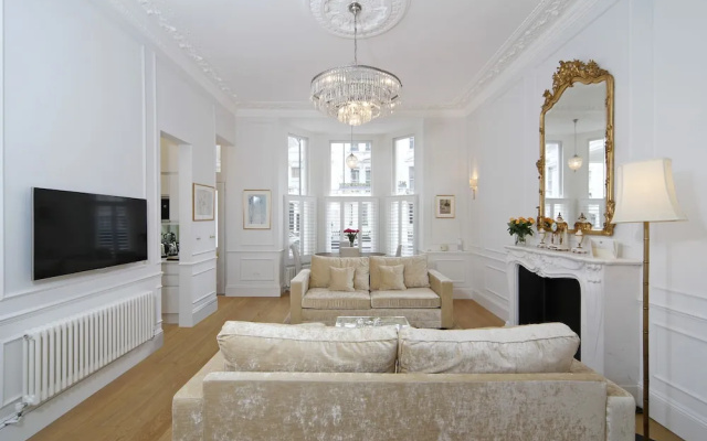 Luxurious 1BR Period Property in Kensington