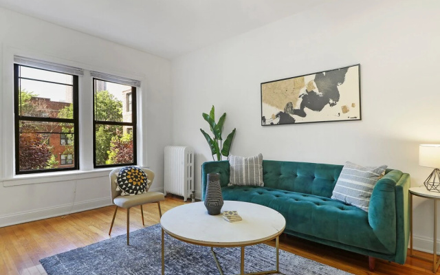 Darling 1BR Apartment in Lakeview