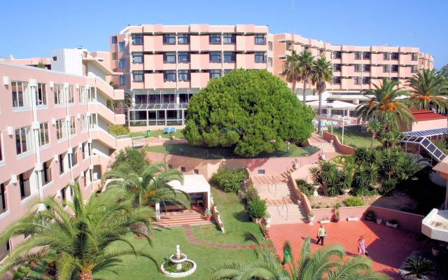 Отель Auramar Beach Resort вид на фасад