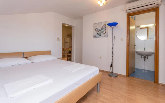 Beautiful Apartment in Pakostane With Wifi and 1 Bedrooms