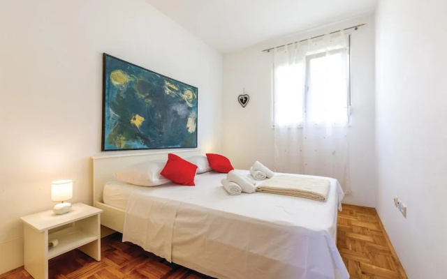 Awesome Home in Kastel Luksic With 4 Bedrooms, Wifi and Outdoor Swimming Pool
