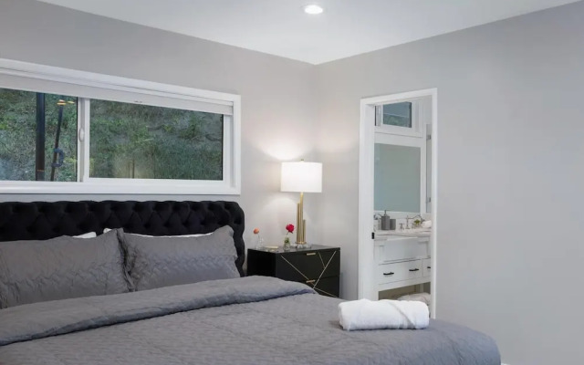 Hidden Valley Pl - 90210 Villa With Canyon Views and a Large Private Backyard