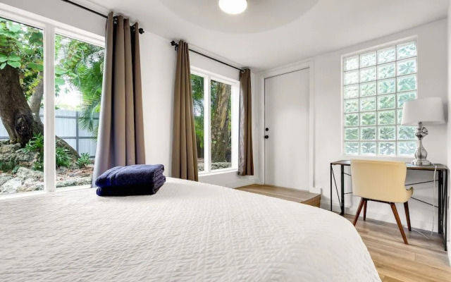 Modern & Fashionable Apartment w/Pool and Garden