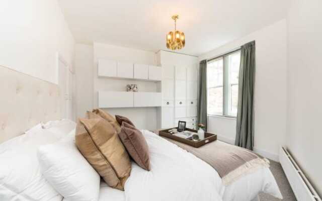 Отель 3 Bedroom House in Hampstead Village Sleeps 6 комната для гостей