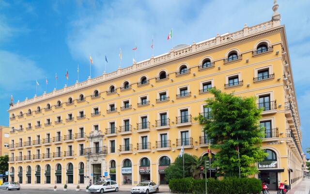 Tryp Sevilla Macarena Hotel вид на фасад