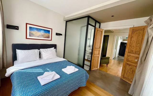 Galata Port Flats Chakra 3