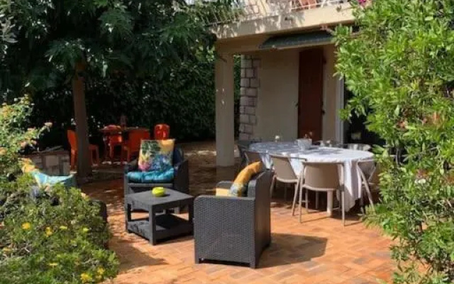 Villa Familiale avec Piscine au coeur de 1200m² de jardin..