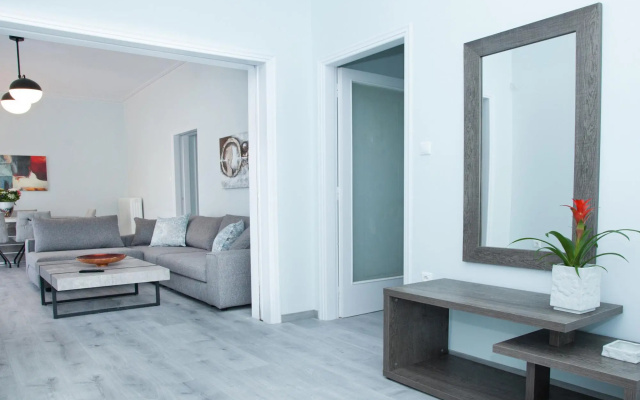 Sunny and Minimal apt in Glyfada With 3 Bdrm