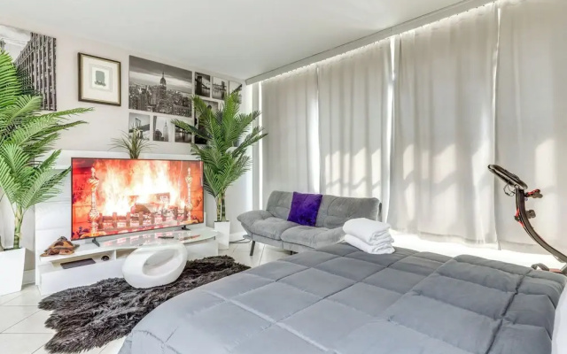 Downtown Studio w/ City Views in Jacksonville!