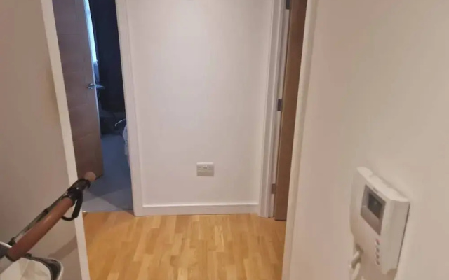 2 Beds Flat Centrally Located 2 Mins From Station