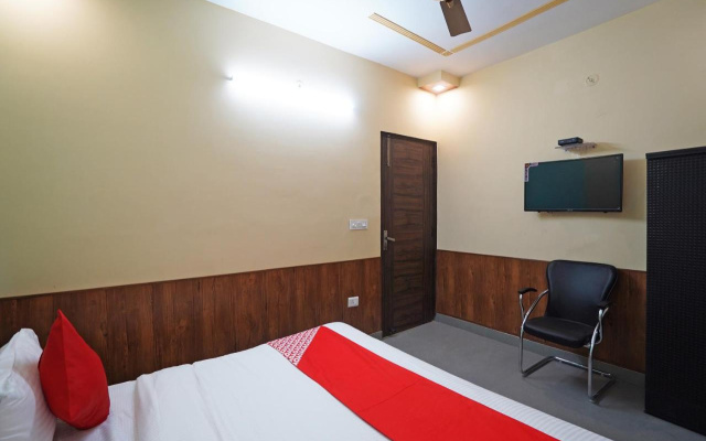 Qlark White Palace by OYO Rooms