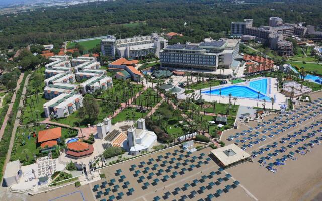Adora Golf Resort Hotel бассейн