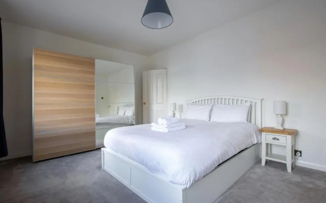 Contemporary Home in Friendly Easton, Free Parking