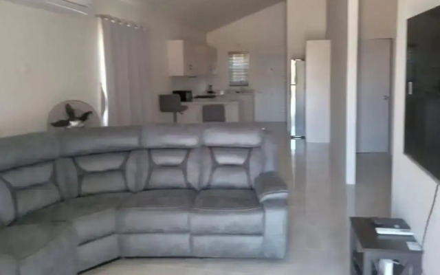 Beach-view 2 Bed Apartment Sleeps 4 - Free Parking