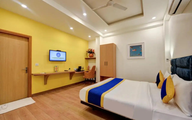 OYO Rooms 813 near Omaxe City Centre
